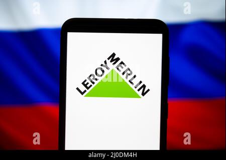 Pologne. 18th mars 2022. Sur cette photo, un logo Leroy Merlin apparaît sur un smartphone avec un drapeau russe en arrière-plan. Crédit : SOPA Images Limited/Alamy Live News Banque D'Images