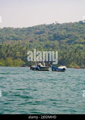 Sindhudurg, INDE - 23 décembre 2021 : marin non identifié et deux bateaux dans la plage de Devbagh, Sindhudurga, un lieu classé dans 30 destination touristique préférée Banque D'Images