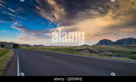 La route traversant le parc national des Badlands, Dakota du Sud. Banque D'Images