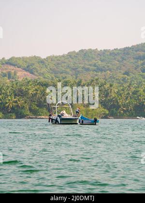 Sindhudurg, INDE - 23 décembre 2021 : marin non identifié et deux bateaux dans la plage de Devbagh, Sindhudurga, un lieu classé dans 30 destination touristique préférée Banque D'Images