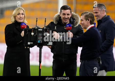 Wolverhampton, Royaume-Uni.18th mars 2022. Sky Sports équipe de football du vendredi soir de Kelly Cates,(l) Gary Neville (2l) et Jamie Carragher (R) pendant le match de la Premier League à Molineux, Wolverhampton. Credit: Sportimage/Alay Live News Banque D'Images