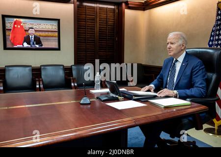 Washington, États-Unis d'Amérique. 18th mars 2022. Washington, États-Unis d'Amérique. 18 mars 2022. Le président américain Joe Biden tient un appel vidéo sécurisé avec le premier ministre chinois Xi Jinping pour discuter de la crise en cours en Ukraine, depuis la salle de situation de la Maison Blanche, le 18 mars 2022 à Washington, DC dans l'appel de deux heures, Biden a averti le dirigeant chinois Xi qu'il y aurait des conséquences si Pékin donnait un soutien matériel à l'invasion russe de l'Ukraine. Crédit : Adam Schultz/White House photo/Alay Live News Banque D'Images