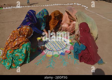 Bahawalpur, Pakistan. 15th mars 2022. Des membres de Rwadari Tehreek Pakistan et de la communauté hindoue célèbrent leur festival religieux de Holi, connu comme festival des couleurs dans un village du district de Bahawalpur. Holi marque le début du printemps et le triomphe du bien sur le mal. Les festivités incluent le jet de peinture colorée, de poudre et d'eau sur les gens. Holi a observé au Pakistan à la fin de la saison d'hiver sur la dernière pleine lune du mois lunaire. (Photo de Rana Sajid Hussain/Pacific Press/Sipa USA) crédit: SIPA USA/Alay Live News Banque D'Images