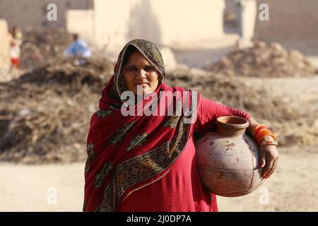 Bahawalpur, Pakistan. 15th mars 2022. Des membres de Rwadari Tehreek Pakistan et de la communauté hindoue célèbrent leur festival religieux de Holi, connu comme festival des couleurs dans un village du district de Bahawalpur. Holi marque le début du printemps et le triomphe du bien sur le mal. Les festivités incluent le jet de peinture colorée, de poudre et d'eau sur les gens. Holi a observé au Pakistan à la fin de la saison d'hiver sur la dernière pleine lune du mois lunaire. (Photo de Rana Sajid Hussain/Pacific Press/Sipa USA) crédit: SIPA USA/Alay Live News Banque D'Images