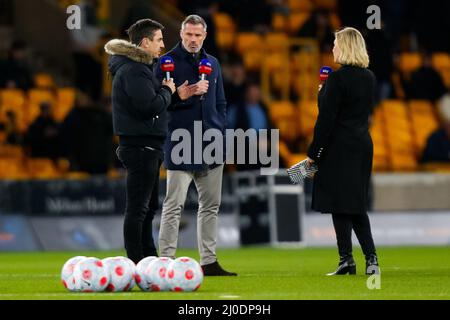 Wolverhampton, Royaume-Uni. 18th mars 2022. 18th mars 2022 ; Molineux Stadium, Wolverhampton, West Midlands, Angleterre ; Premier League football; Wolverhampton Wanderers versus Leeds United; Kelly Cates présente la couverture Sky Sports du jeu avec les experts Gary Neville et Jamie Carragher Credit: Action plus Sports Images/Alay Live News Banque D'Images