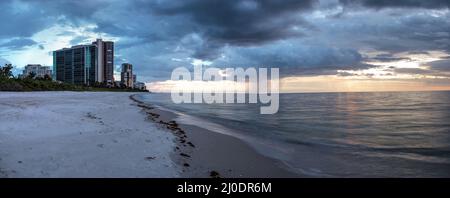 Des pluies de pluie provenant de nuages sombres au-dessus de Clam Pass Beach à Naples, en Floride Banque D'Images