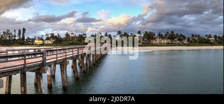 Coucher de soleil rose et violet au-dessus de l'embarcadère de Naples sur la côte du golfe de Naples, Floride Banque D'Images