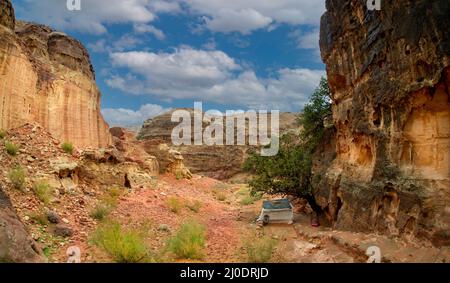 Petra Jordan une terre considérée comme une merveille du monde avec des paysages spectaculaires où les Bédouins vivent encore Banque D'Images