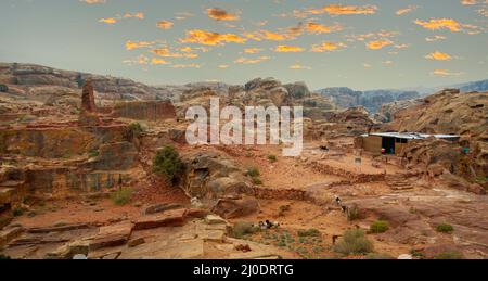 Petra Jordan une terre considérée comme une merveille du monde avec des paysages spectaculaires où les Bédouins vivent encore Banque D'Images