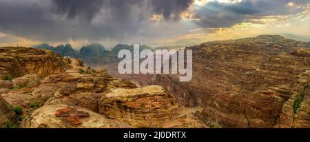 Petra Jordan une terre considérée comme une merveille du monde avec des paysages spectaculaires où les Bédouins vivent encore Banque D'Images