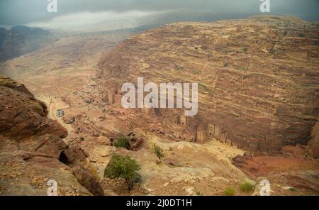 Petra Jordan une terre considérée comme une merveille du monde avec des paysages spectaculaires où les Bédouins vivent encore Banque D'Images