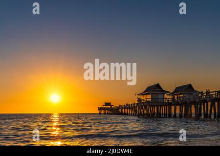 Une journée parfaite se terminera avec un superbe coucher de soleil sur l'embarcadère de Naples dans le comté de collier, en Floride. Banque D'Images