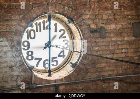 Une grande vieille horloge est accrochée au mur Banque D'Images