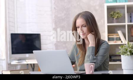 Femme d'affaires travaillant au bureau avec un ordinateur portable. Femme travaillant à la maison au bureau. Banque D'Images