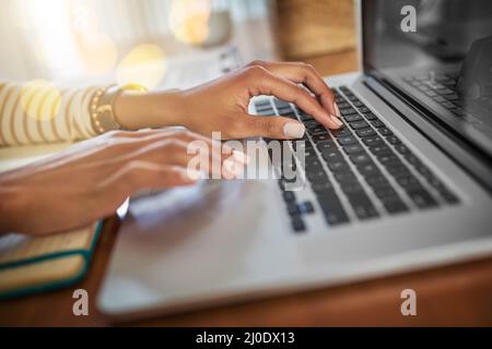 Il est temps de se mettre au travail. Gros plan d'une femme méconnue travaillant sur un ordinateur portable à la maison. Banque D'Images