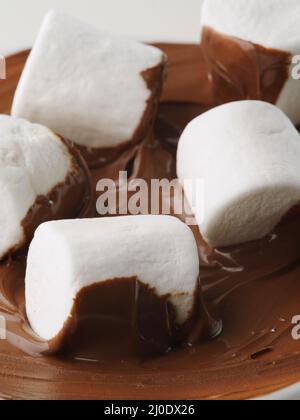 Prise de vue macro. Morceaux de guimauve blancs en pâte de chocolat. Bonbons, vacances, anniversaire, petit déjeuner. Restaurant, hôtel, boulangerie, supermarché. Publicité, ba Banque D'Images