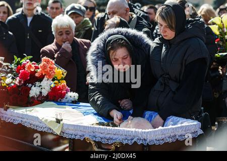 UZHHOROD, UKRAINE - LE 18 MARS 2022 - des parents se plaignent de leur être aimé lors des funérailles militaires de trois militaires ukrainiens - le sergent d'état-major M Banque D'Images