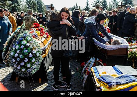 UZHHOROD, UKRAINE - LE 18 MARS 2022 - des parents se plaignent de leurs proches lors des funérailles militaires de trois militaires ukrainiens - sergent d'état-major Banque D'Images