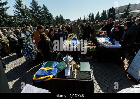 UZHHOROD, UKRAINE - 18 MARS 2022 - les gens paient leurs derniers respects à trois militaires ukrainiens - le sergent Mykola Chyzh, commandant d'un engin Banque D'Images