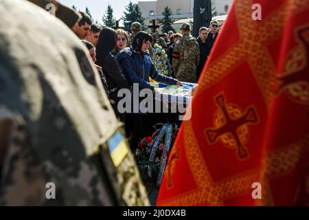 UZHHOROD, UKRAINE - LE 18 MARS 2022 - des parents se plaignent de leur être aimé lors des funérailles militaires de trois militaires ukrainiens - le sergent d'état-major M Banque D'Images