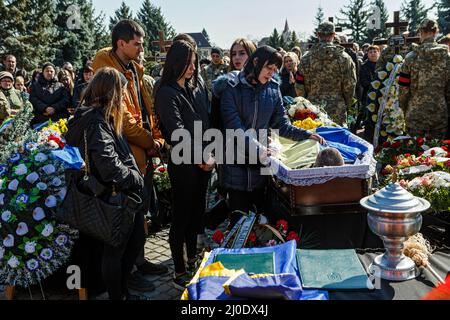 UZHHOROD, UKRAINE - LE 18 MARS 2022 - des parents se plaignent de leur être aimé lors des funérailles militaires de trois militaires ukrainiens - le sergent d'état-major M Banque D'Images