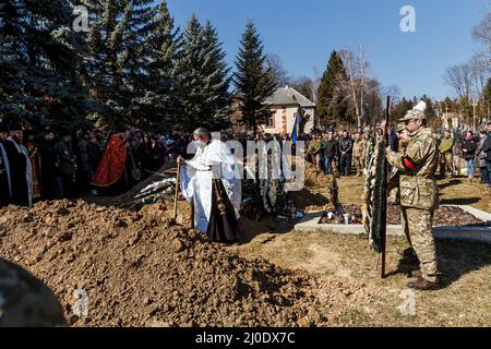 UZHHOROD, UKRAINE - 18 MARS 2022 - funérailles militaires de trois militaires ukrainiens - le sergent d'état-major Mykola Chyzh, commandant d'un génie et Banque D'Images