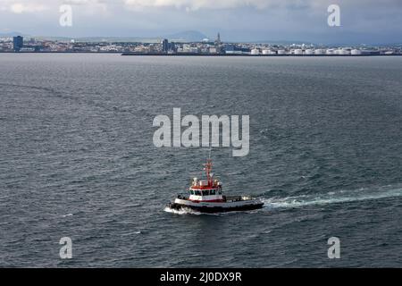 Un bateau de pêche au large de l'Islande. Banque D'Images