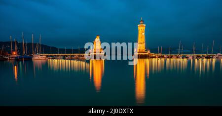 Vue de l'entrée du port et le phare de Lindau sur le lac de Constance. Banque D'Images