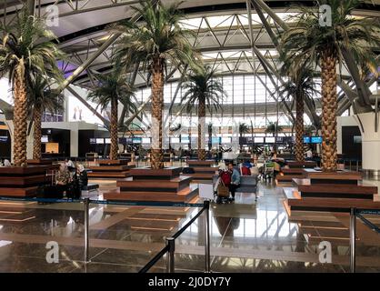 Muscat, Oman - 16 février 2020 : intérieur du terminal de départ de l'aéroport international de Muscat, Oman. Banque D'Images