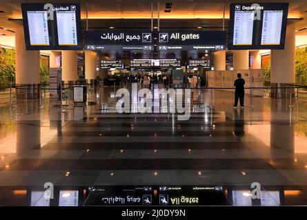 Muscat, Oman - 16 février 2020 : intérieur du terminal de départ de l'aéroport international de Muscat, Oman. Banque D'Images