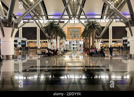 Muscat, Oman - 16 février 2020 : intérieur du terminal de départ de l'aéroport international de Muscat, Oman. Banque D'Images