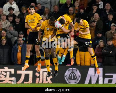 Wolverhampton, Royaume-Uni.18th mars 2022. Les loups défendent un coup de pied gratuit Raul Jimenez, Willy Boly, Leander Dendoncker et Romain Saiss de Wolverhampton Wanderers lors du match de la Premier League à Molineux, Wolverhampton. Credit: Sportimage/Alay Live News Banque D'Images