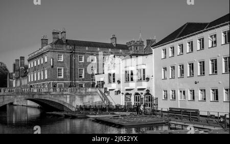 Image en noir et blanc de punts amarrés sur la River Cam dans la ville de Cambridge Banque D'Images