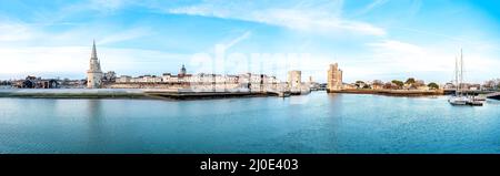 Vue panoramique sur le célèbre vieux port de la Rochelle, Nouvelle Aquitaine, France par une journée ensoleillée Banque D'Images