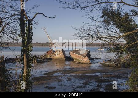 Les restes de vieux bateaux sur la rivière Orwell à PIN Mill, Suffolk, Royaume-Uni Banque D'Images