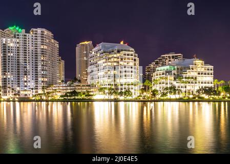 Vue de nuit sur les bâtiments Brickel Key de Miami Banque D'Images