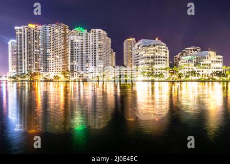 Vue de nuit sur les bâtiments Brickel Key de Miami Banque D'Images