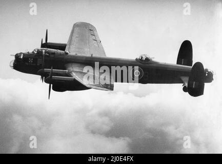 L'histoire est de retour dans les airs... le dernier bombardier Royal Air Force Lancaster en service effectue son premier vol depuis qu'il y a près de deux ans, pour une révision majeure. Jacko Jackson, chef de l'escadron, met l'avion à l'épreuve au Staverton Air Show. Le Lancaster effectuera sa visite annuelle à l'exposition AÉRIENNE DE RAFA à l'aéroport de Baginton, à Coventry, en août 7th mai 1979 Banque D'Images