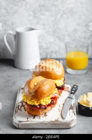 Sandwiches petit déjeuner avec des œufs brouillés Banque D'Images