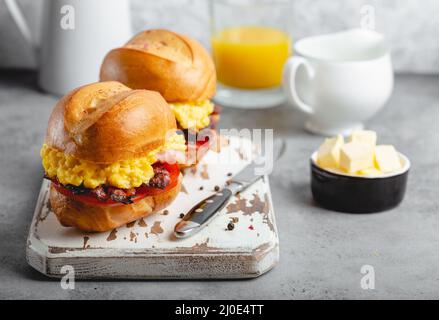 Sandwiches petit déjeuner avec des œufs brouillés Banque D'Images