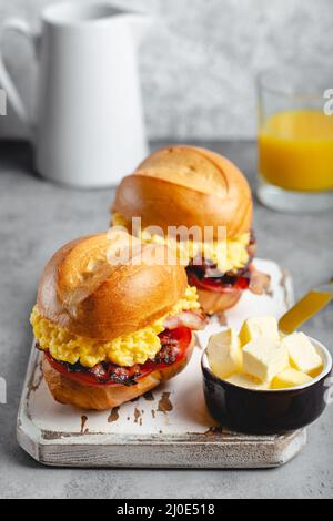 Sandwiches petit déjeuner avec des œufs brouillés Banque D'Images