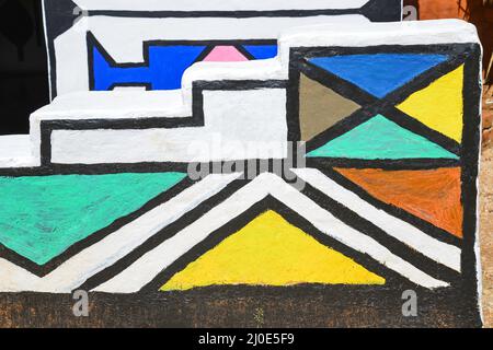 Les Ndebele peintes en séjour à Motseng Village culturel, Sun City, Pilanesberg, Province du Nord-Ouest, Afrique du Sud Banque D'Images