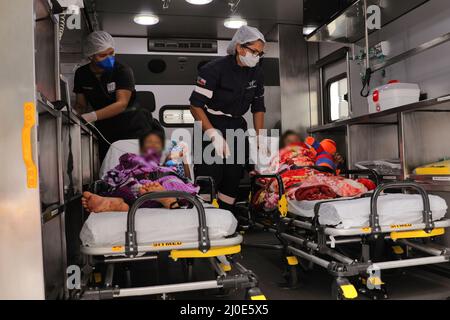 Manicore, Brésil. 18th mars 2022. Selon les médias, deux jeunes garçons d'un peuple indigène sont transportés dans une ambulance après avoir été retrouvés vivants près d'un mois après avoir disparu dans la jungle. Les frères, Glaucon, 7 ans, et Gleison, 9 ans, Ils avaient perdu leur chemin dans la région de Manicore dans l'État d'Amazonas en chasse aux oiseaux, ont déclaré les rapports. Gleison avait parfois porté son frère cadet, a-t-il dit. Credit: Rodrigo Ksantos/dpa/Alay Live News Banque D'Images