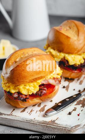 Sandwiches petit déjeuner avec des œufs brouillés Banque D'Images