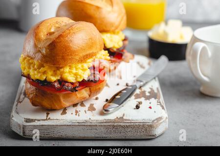 Sandwiches petit déjeuner avec des œufs brouillés Banque D'Images