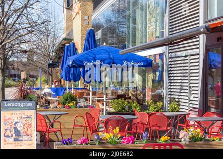 Sièges extérieurs, restaurants rapides, New Zealand Avenue, Walton-on-Thames, Surrey, Angleterre, Royaume-Uni Banque D'Images