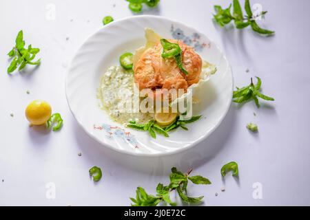 Gros plan de Delicious Kachori sur une assiette blanche Banque D'Images