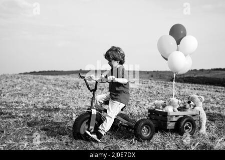 Mignon petit garçon. Portrait d'un enfant heureux. Profitez de l'instant. Petit garçon émotionnel sur une promenade. Un petit enfant s'amuse à l'air frais. Petit enfant mignon est Banque D'Images