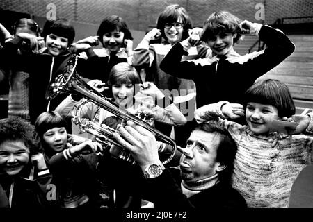 Roy Castle a organisé une représentation spéciale du populaire Record Breakers show au stade Gateshead. Le spectacle de deux heures marquait l'ouverture d'une nouvelle salle d'entraînement intérieure au stade, mais il ne devait pas être télévisé. 9th janvier 1980 Banque D'Images