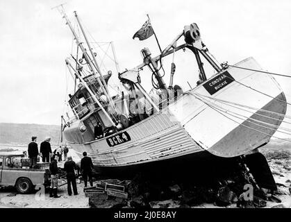 Naufrages du Nord-est - le chalutier de pêche de 70 pieds Conduan (Buckie), situé sur la plage de Cullercoats dans un brouillard dense, et l'équipage de huit hommes Geordie ont été emparés en sécurité par des gardes-côtes. Le capitaine Norman Morse, 51 ans, a exprimé ses inquiétudes au sujet de la sortie du bateau de 50 tonnes. Il a déclaré : « Je suis effrayé, elle pourrait commencer à se briser si le temps retombe mal. » Deux autres bateaux de pêche locaux ont également frappé des rochers dans le brouillard dense. Les efforts désespérés pour sauver la capture de ¿10,000 sont illustrés. 3rd octobre 1979 Banque D'Images